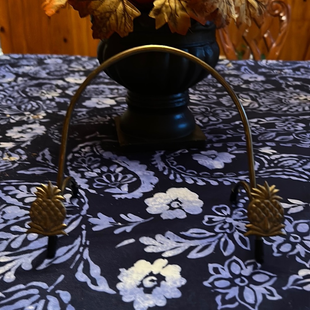 Brass pineapple plate stand. Vintage. Nice and sturdy with rubberized ends. 🍍🍍